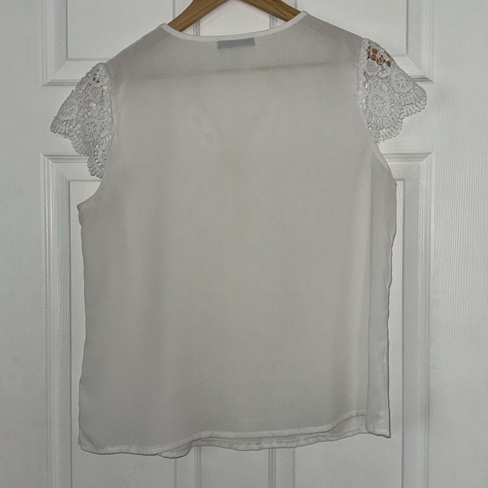 SHEIN LUNE Contrast Guipure Lace V-Neck Blouse - Picture 5 of 5